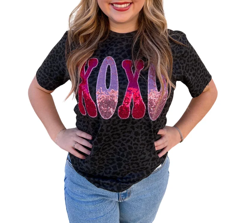 Trendy Outfits For Ladies Leopard Xoxo Short Sleeve Graphic Tee In Black