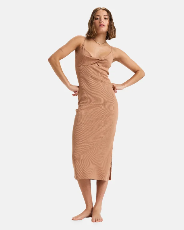 Women's High-Fashion Outfit Wavey Lady Midi Dress - Camel