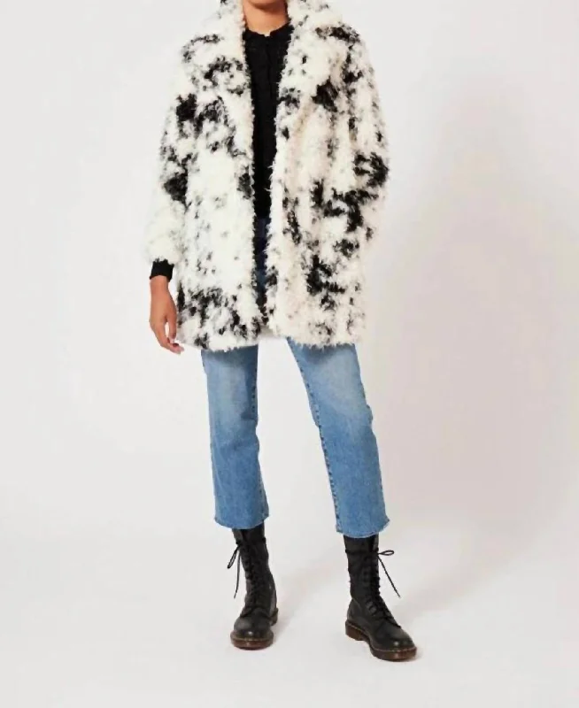 Imeless Style Hippy Nounours Coat In White/black